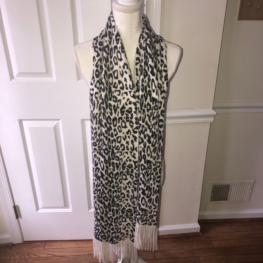 White/black Cheetah scarf